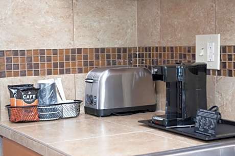 1 Queen Suite - Non Smoking