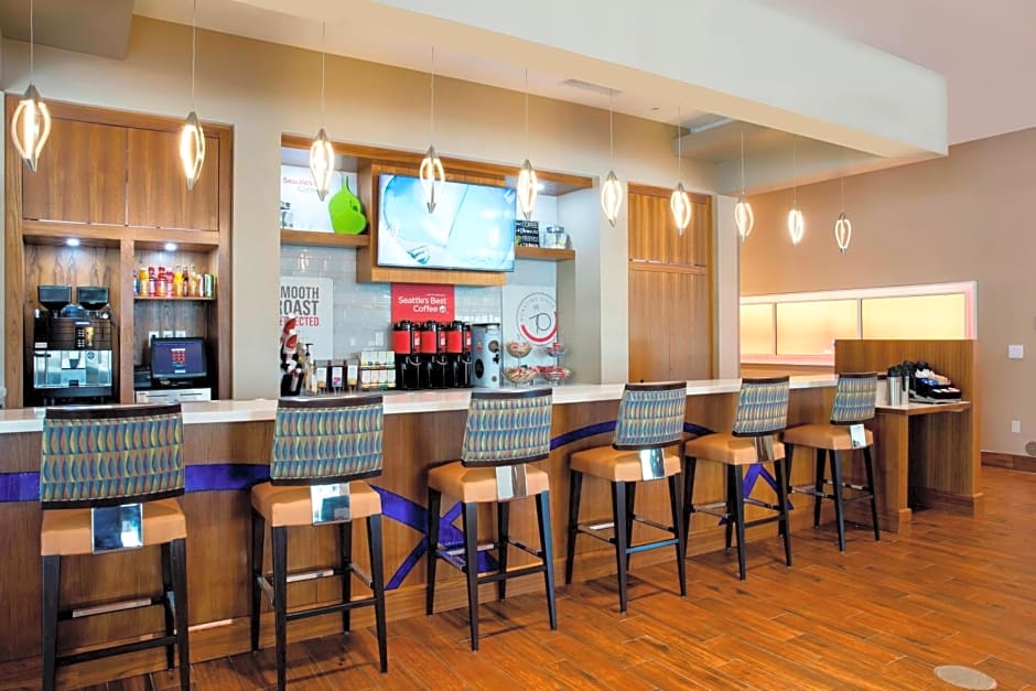 SpringHill Suites by Marriott Orlando at FLAMINGO CROSSINGS Town Center-Western Entrance