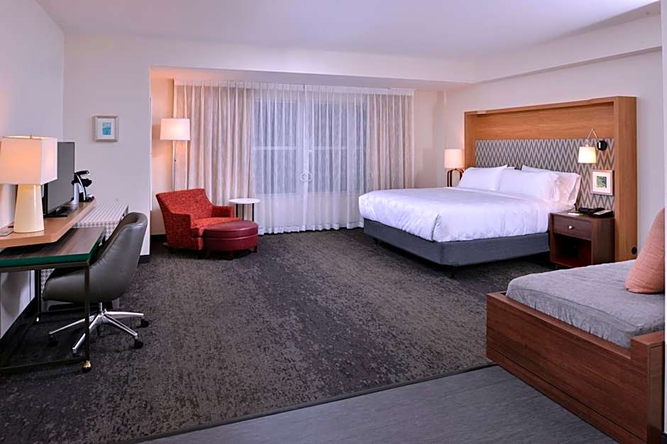 Holiday Inn & Suites Farmington Hills - Detroit NW, an IHG Hotel By IHG