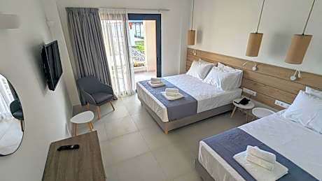 Deluxe Triple Room with Sea View