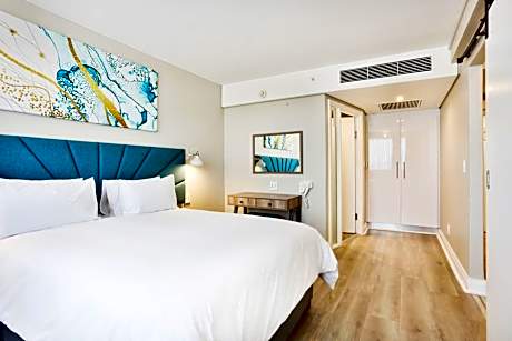 Apartment with Pool View