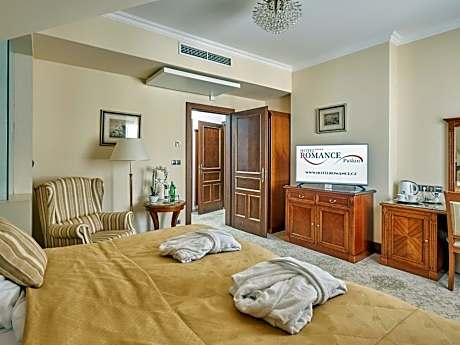 King Suite with Whirlpool Bath and Air conditioning
