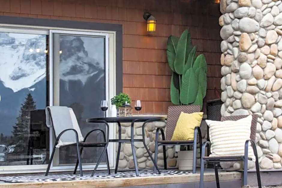 Mountain Haven Retreat, Pool & Hot Tub, UG Parking, Fitness Centre, WiFi!