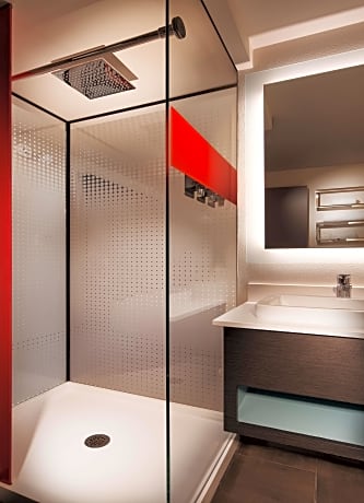 Accessible - 1 King, Mobility Accessible, Communication Assistance, Roll In Shower, Non-Smoking