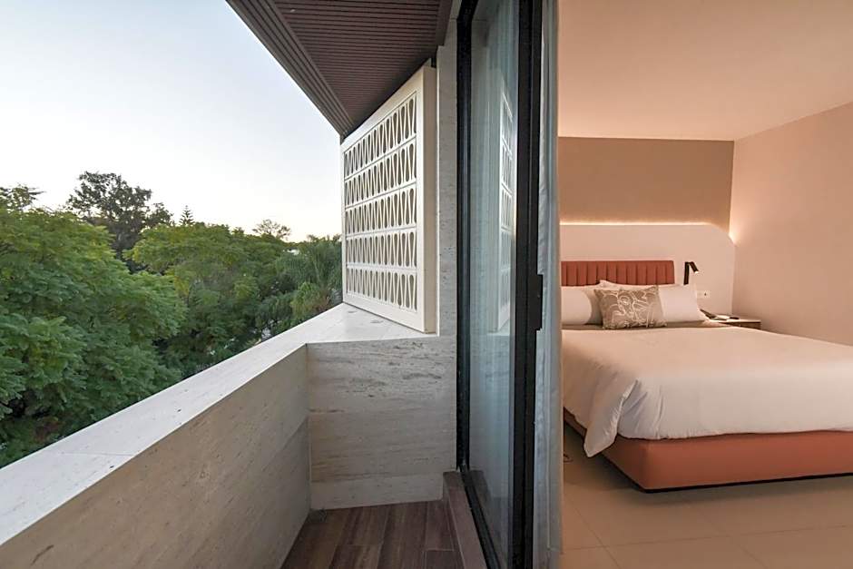 Expo Satelite 2750 Hotel & Suites