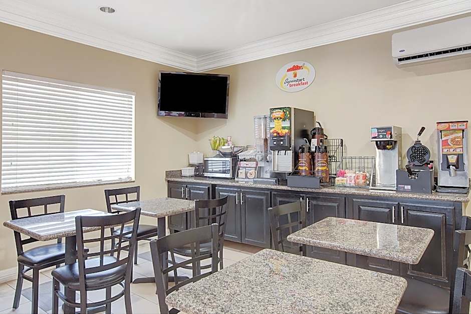 Super 8 by Wyndham Houston North I-45