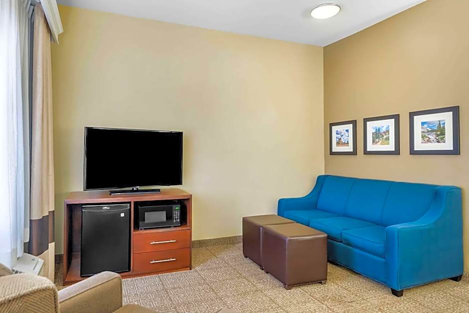 Comfort Inn & Suites Near University of Wyoming