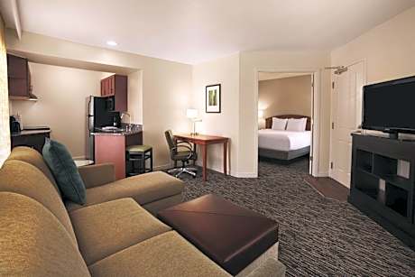 King Suite with Pool View