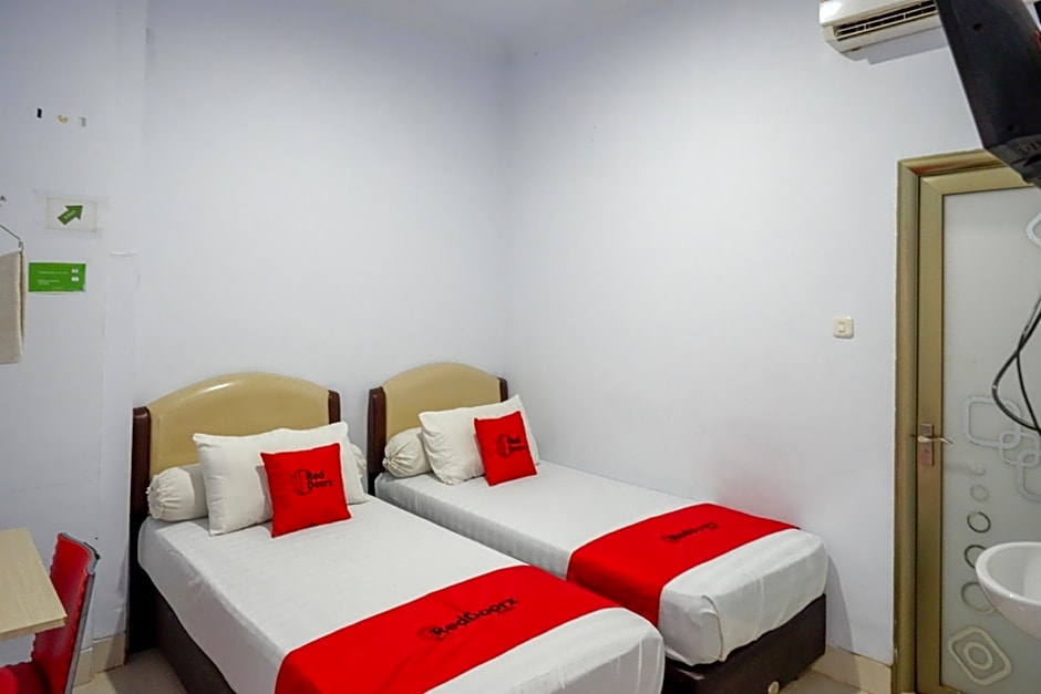 RedDoorz @ Hotel Bravo Pantai Kamali Bau Bau