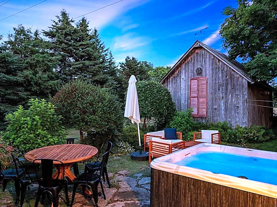 The Gem - Beautiful farmhouse with hot tub