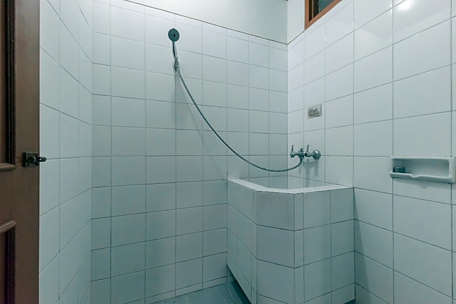 RedDoorz Plus @ Hotel Griya Astoeti