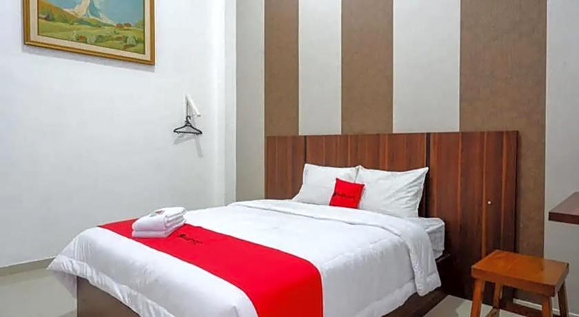 RedDoorz near Stasiun Purwosari