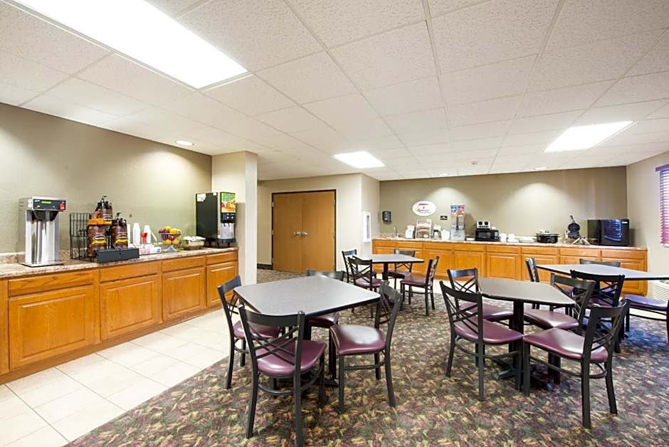 Super 8 by Wyndham Iola KS