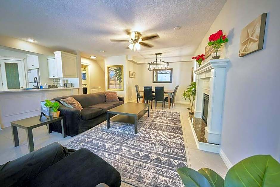 Casa Pura Vida Hot Tub, Pool & Ping Pong Tables w Backyard & BBQ Come stay