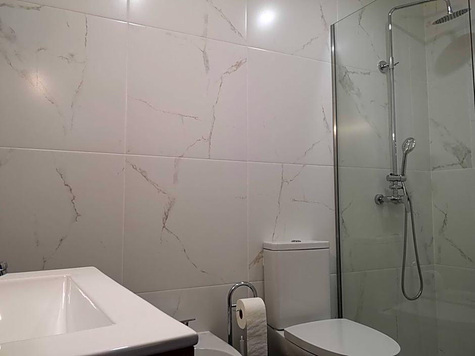 Leonchic - Guest House com Piscina de Água Salgada
