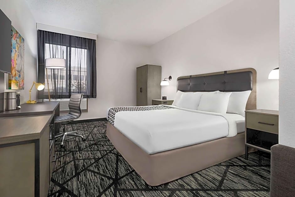 La Quinta Inn & Suites by Wyndham Cleveland Airport West