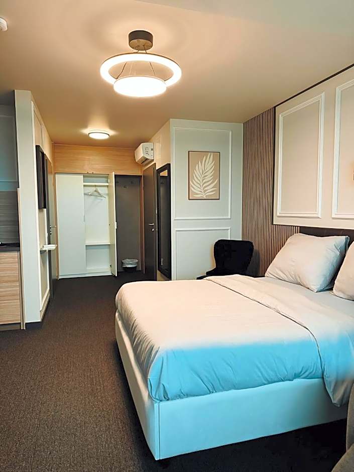 F Hotel 24h Check-In