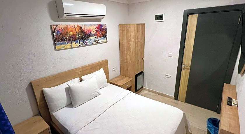 Ados Hotel
