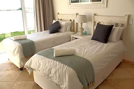 Standard Twin Room with Mountain View