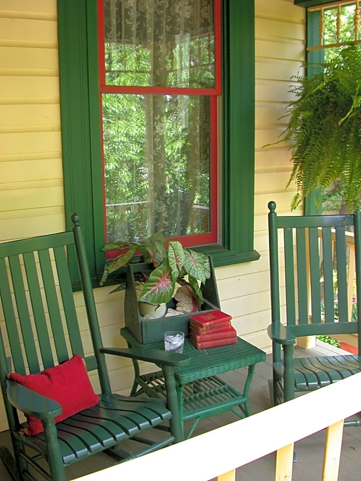 Peabody House Historic Inn And Cottages