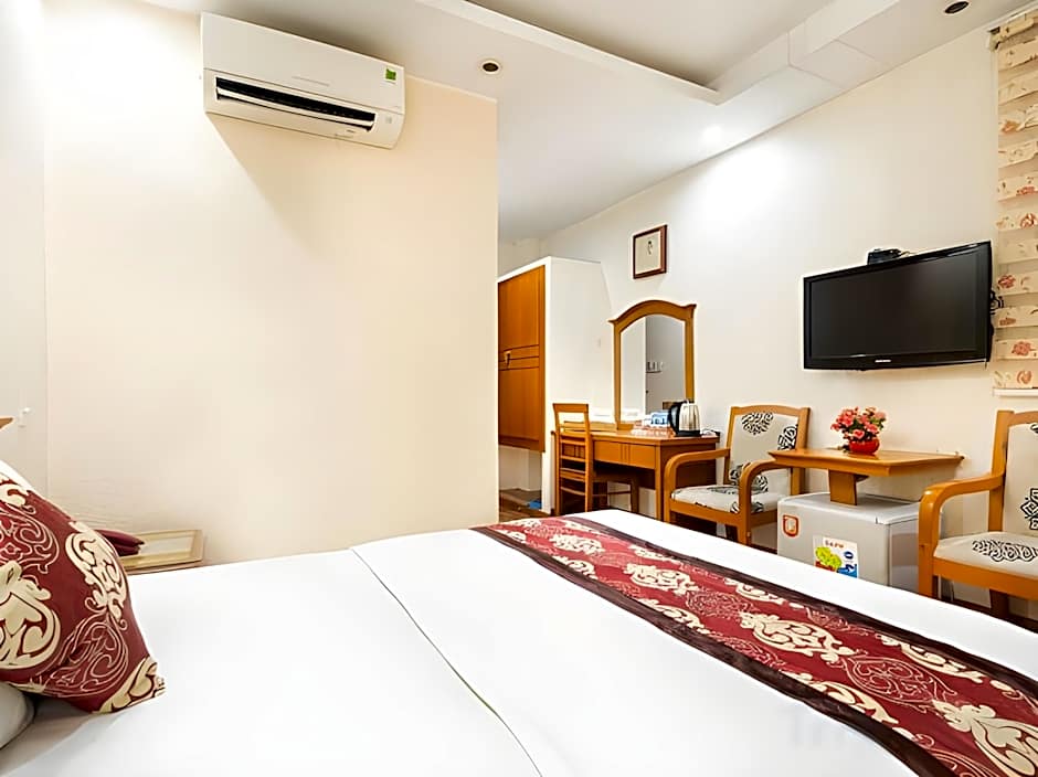 Queen Hotel Saigon Airport