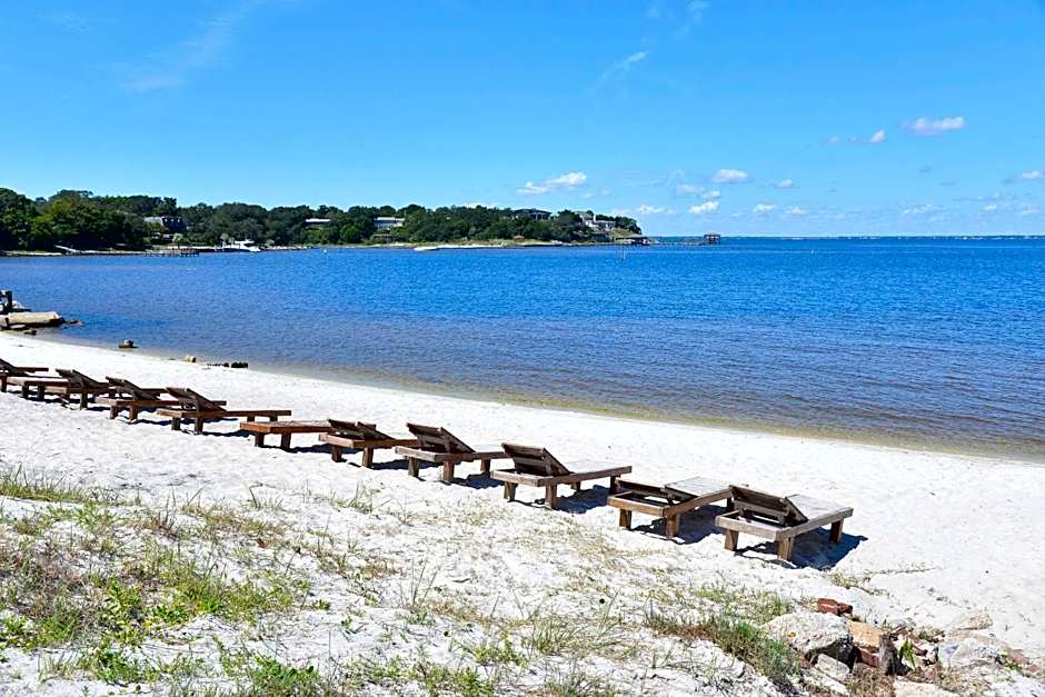 Quality Inn & Suites Gulf Breeze Bayside near Pensacola Beach