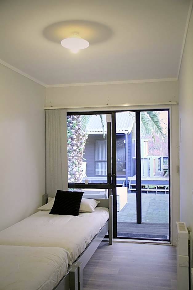 Hugo & Carters Backpackers & Motel