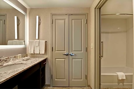 1 King/2 Qn Beds 2 Bdrm 2 Bath Suite Nonsmok