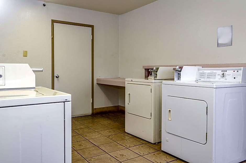 Studio 6 Fresno, CA - Extended Stay