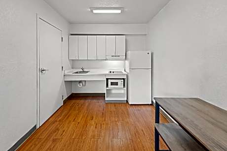 ADA Studio 1 Queen Bed Non-Smoking