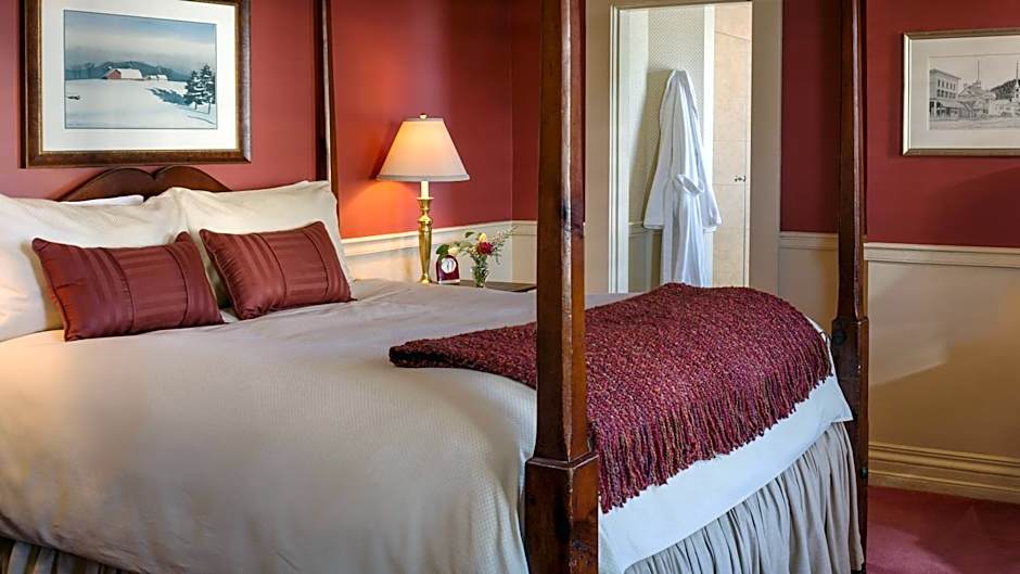 Photo 1 of 2 of 1 Queen Bed, Balcony