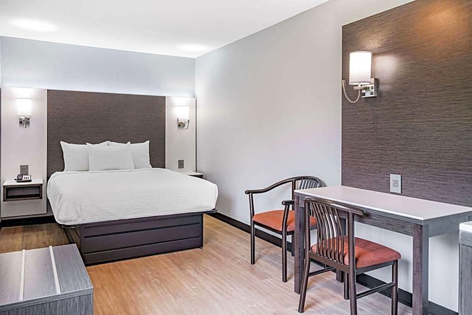 Days Inn & Suites by Wyndham Niagara Falls/Buffalo