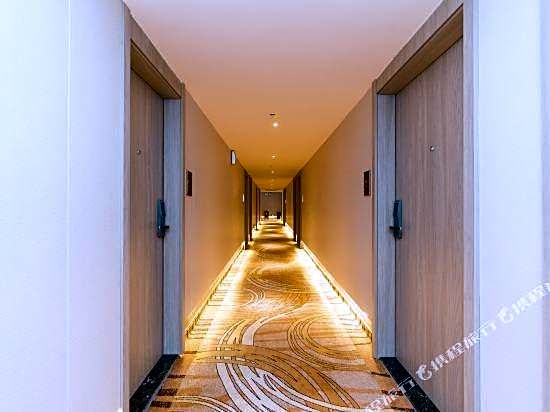 Guangwan Hotel (Guangzhou Zhongshan 8th Road Metro Station)