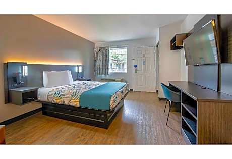 1 QUEEN BED | MOBILITY ACCESSIBLE TUB NSMK