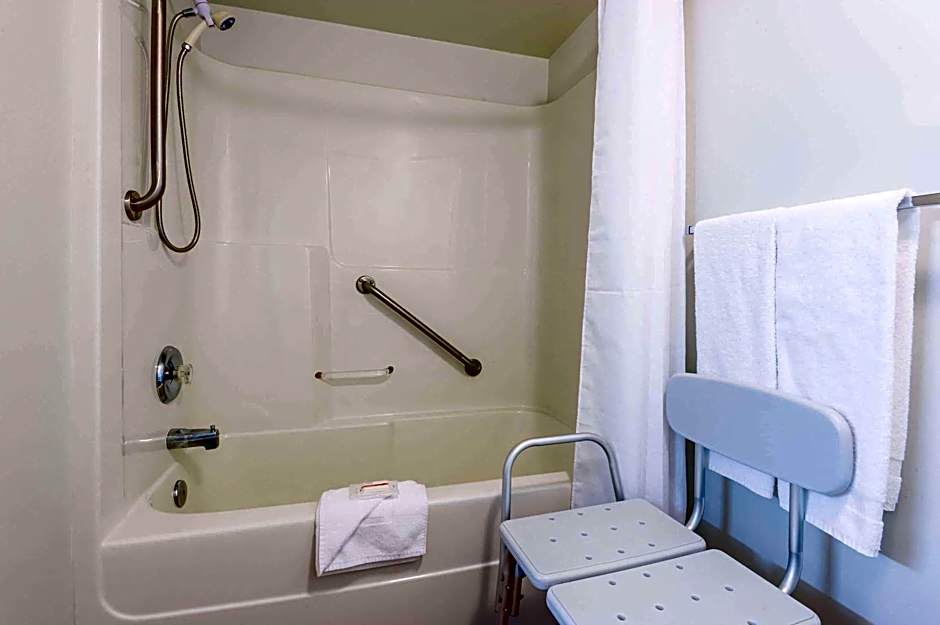 Super 8 by Wyndham 100 Mile House