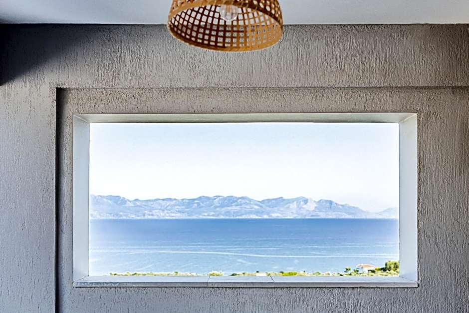 Photo 1 of 6 of 1 King Bed, Sea View