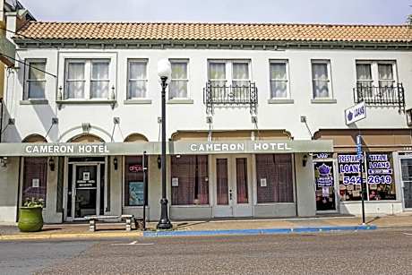 OYO Cameron Historic Hotel Brownsville I-69E