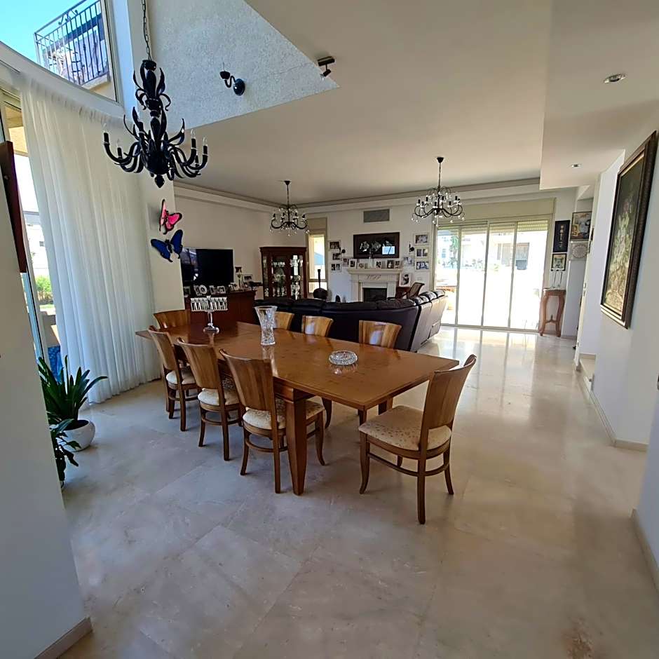 The Rose Villa by the Sea