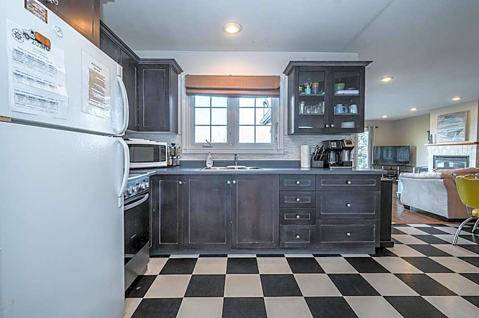 Serene Lakefront Retreat Explore & Unwind