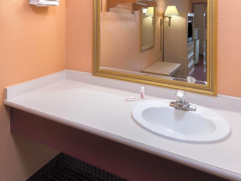 Super 8 by Wyndham Strongsville/Cleveland