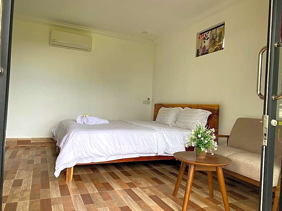 Photo 1 of 7 of 1 King Bed Suite, Garden View