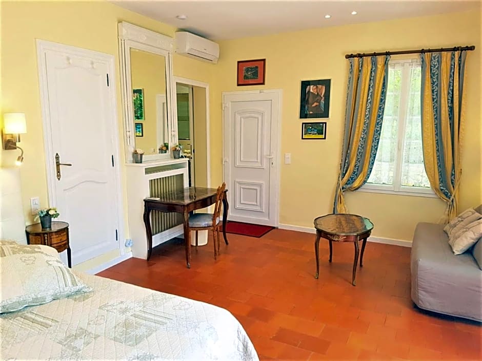 B&B with charm, quiet, kitchen, sw pool.