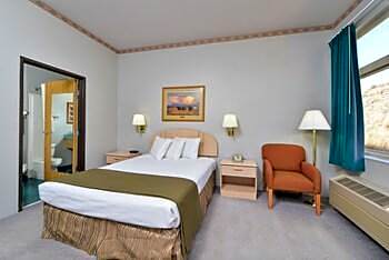 Econo Lodge Inn & Suites