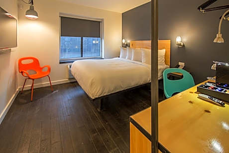 Queen Room - Upper Floor