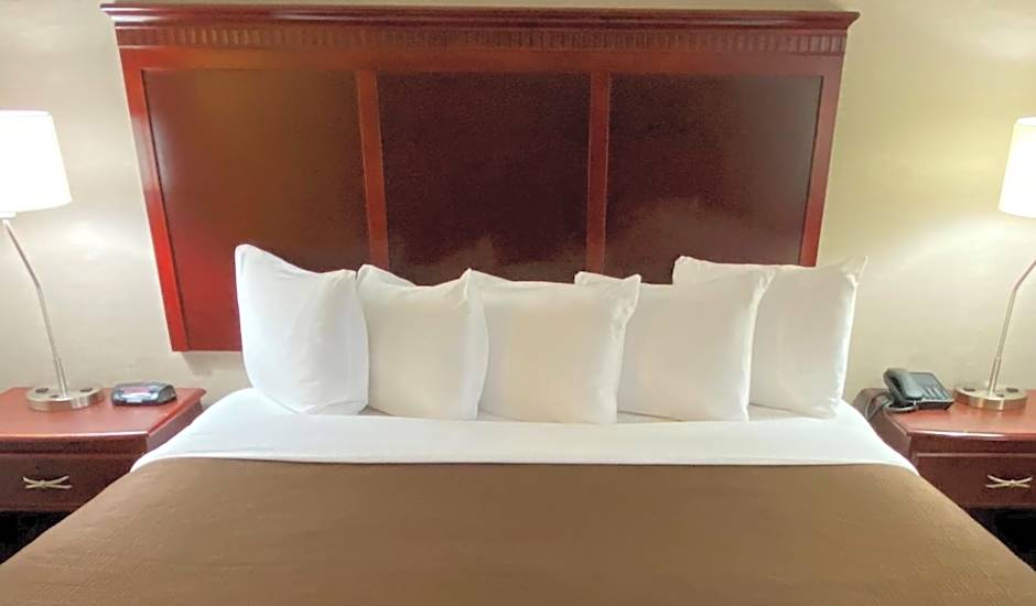 Clarion Inn & Suites Grand Rapids Airport