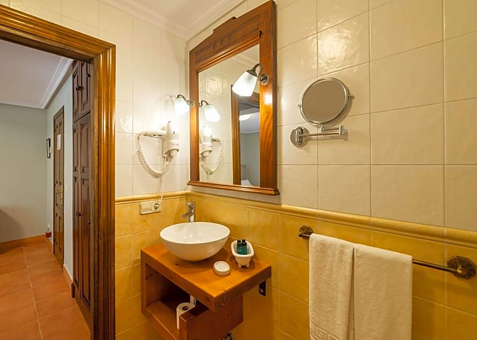 Logis Hotel Restaurante La Casa de Juansabeli