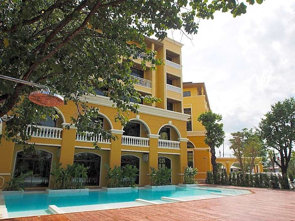ROYAL PINEAPPLE HOTEL l a welcome to wealth and good fortune