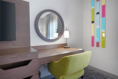 King Room with Accessible Tub - Mobility and Hearing Access/Non-Smoking