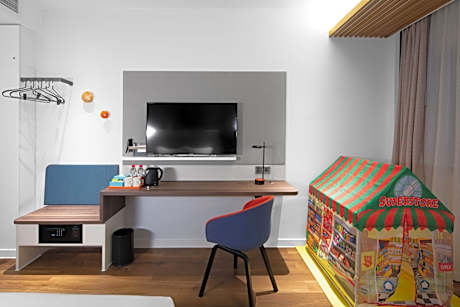 1 Queen bed and 1 Single bed Standard