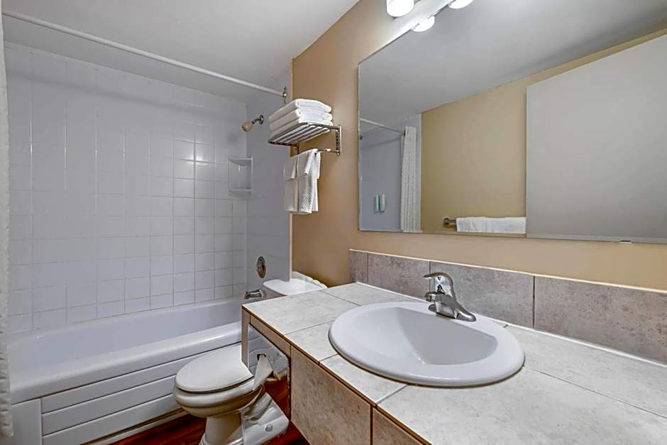 Econo Lodge Inn & Suites